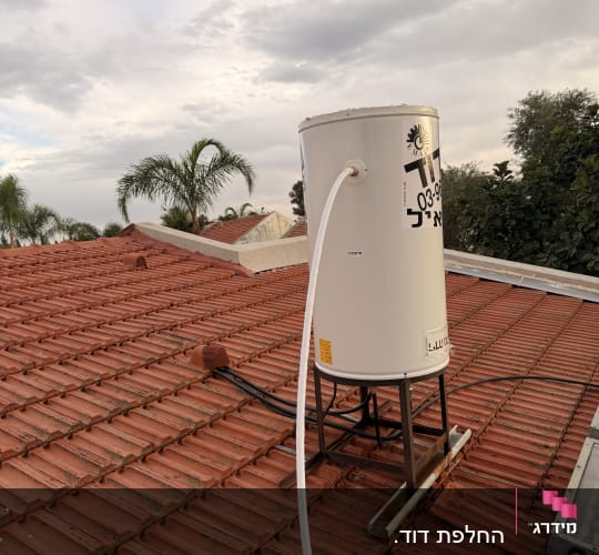 דוד שמש מותקן על גג רעפים אדום
